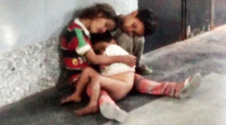 Xót xa hình ảnh ba em bé bị bỏ rơi ôm nhau giữa sân ga