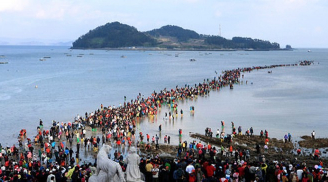Hàn Quốc: Người dân đổ xô đi xem biển tự tách làm đôi