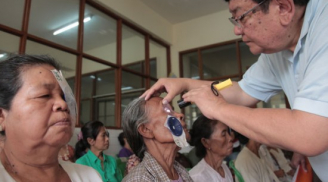 Kỳ diệu người đàn ông có khả năng chữa mù mắt trong 5 phút