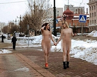 Hai cô gái bị đuổi việc vì chụp ảnh khỏa thân giữa phố
