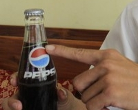 Bán chai Pepsi có dây thun bên trong giá 100 triệu