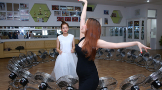 Khánh Thi khoe bụng bầu dạy Chi Pu tập nhảy