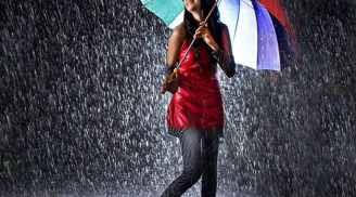 Mẹo nhỏ hữu ích cho bạn gái chọn trang phục trong ngày mưa