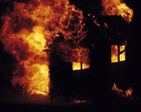 Đốt nhà dọa vợ, không ngờ cháy luôn cả nhà mẹ đẻ