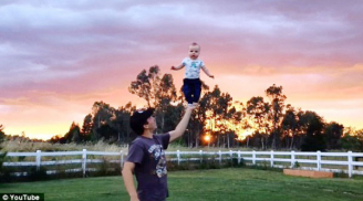 Kỳ lạ cậu bé 4 tháng tuổi đứng thăng bằng trên tay bố