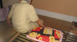 Xót xa cụ bà 83 tuổi bị cháu nhốt trong phòng suốt 2 năm