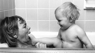 Chùm ảnh: Cách chăm con của các bà mẹ 50 năm trước
