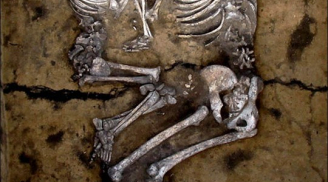 Phát hiện hai bộ xương nam nữ trong tư thế “yêu” ở ngôi mộ cổ