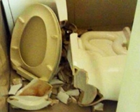 Toilet ở sân bay bất ngờ sập, hành khách bị thương nặng