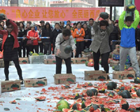 Mất con do ngộ độc thuốc trừ sâu, Trung Quốc đập bỏ 4 tấn dưa