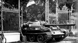 Cận cảnh 2 chiếc xe tăng húc đổ cổng Dinh Độc Lập 40 năm trước