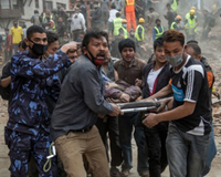 Động đất ở Nepal: Xác ch.ết liên tục được kéo ra từ đống đổ nát