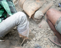 Động đất ở Nepal: Đau lòng bới gạch tìm người sống trong đổ nát
