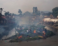 Rớt nước mắt lễ hỏa táng tập thể các nạn nhân vụ động đất ở Nepal