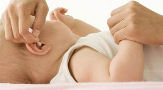 Hướng dẫn mẹ vệ sinh tai cho bé an toàn và đúng cách