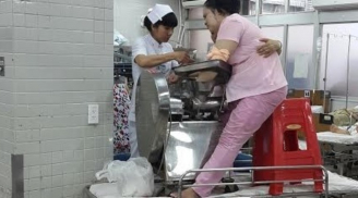 Nhân viên trường mầm non bị máy xay thịt nghiền nát bàn tay