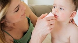 6 sai lầm trầm trọng của mẹ khi trị sổ mũi cho bé
