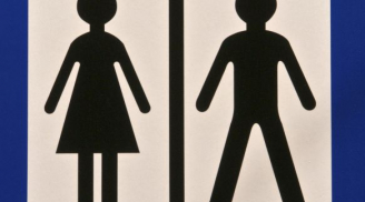 Biểu tượng người trên phòng vệ sinh nữ không phải là mặc váy?