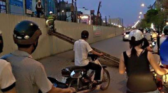 Hà Nội: Dầm thép công trường rơi ra đường, nhiều người thoát nạn