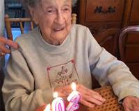 Hài hước cụ bà 102 tuổi rơi cả hàm răng khi thổi nến sinh nhật