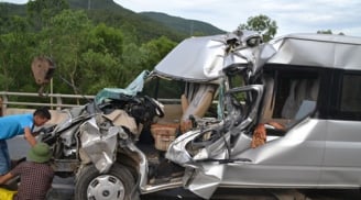 Nghệ An: Xe du lịch đâm đuôi xe tải, 9 người thương vong