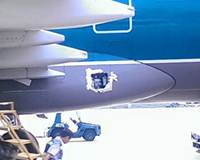 Máy bay Vietnam Airlines dán băng keo vào lỗ thủng
