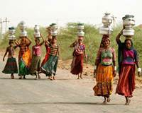 Kỳ lạ ngôi làng đàn ông lấy vợ chỉ để đi lấy nước