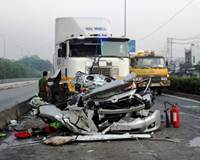Đầu kéo container đè bẹp xe du lịch khiến 5 người thiệt mạng