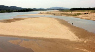 Sông Lam cạn trơ đáy, người dân xứ Nghệ quay cuồng vì nắng nóng