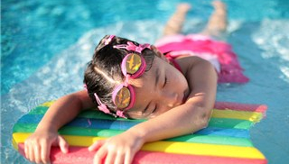 Cảnh giác những nguy cơ xảy ra khi bé đi bơi
