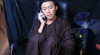 Hoài Linh mặc áo bà ba, ngồi bó gối 'tám' điện thoại