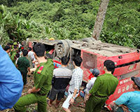 Xe giường nằm rơi xuống vực, gần 50 hành khách gặp nạn