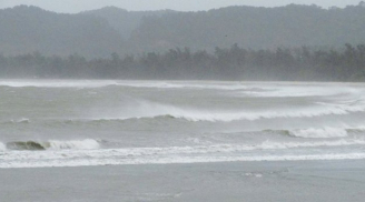 Tin bão mới nhất: Bão Kujira đang đổ bộ, hai tàu bị đánh chìm