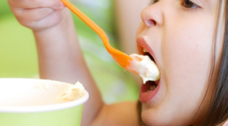 6 lỗi sai mẹ hay mắc phải khi cho con ăn sữa chua