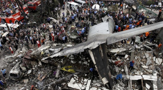 Rơi máy bay ở Indonesia: Nhà cửa, xe hơi tan nát sau tai nạn