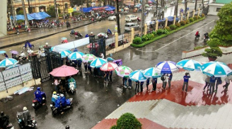 Hình ảnh cảm động trong buổi thi giữa trời mưa ở Sài Gòn