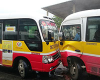 Xe buýt tông nhau trực diện, nhiều hành khách phải nhập viện