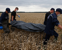 Ánh ảnh từ xác chết MH17 rơi thủng nóc nhà, mùi tử khí nồng nặc