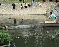 Hàng trăm người vây bắt tên trộm dưới sông Tô Lịch