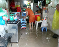 Hà Nội: Người dân Định Công “be bờ, đắp đập” ngăn nước vào nhà