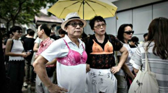 Hong Kong: Người dân mặc áo ngực biểu tình trước đồn cảnh sát