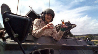 Cụ bà lái xe tăng đón mừng sinh nhật 101 tuổi