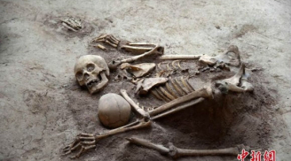 Phát hiện bộ xương mẹ ôm con tránh động đất từ 4000 năm trước