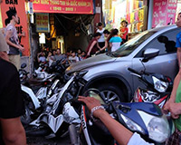 Hà Nội: Ô tô điên đâm hàng loạt xe máy, nhiều người bị thương