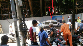 Hà Nội: Thanh sắt từ đường sắt trên cao rơi trúng ô tô