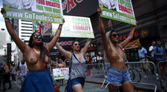 300 phụ nữ thả rông vòng 1 diễu hành trên đường phố