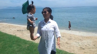 Clip: Bé 7 tháng tuổi đứng trên bàn tay mẹ ở bãi biển Hội An