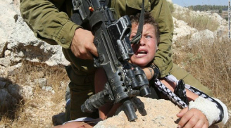 Thế giới phẫn nộ với bức ảnh quân đội Israel dí súng vào đầu trẻ