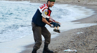 Xác bé trai nhập cư Syria trôi vào bờ biển gây sốc cả châu Âu