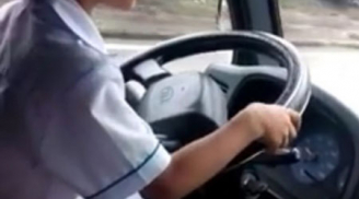 Clip bé trai 6 tuổi lái ôtô chạy như bay ở Quảng Ninh gây sốc